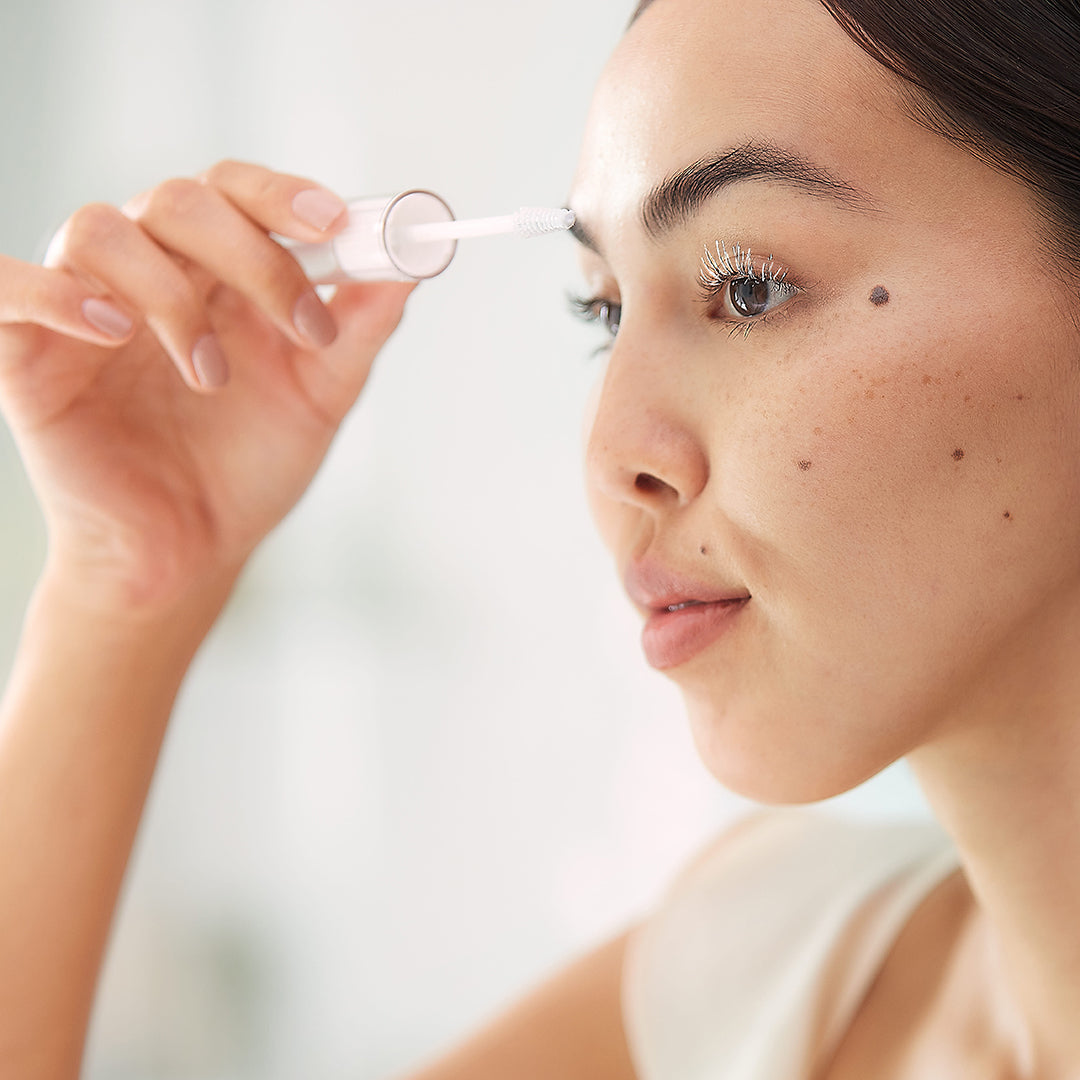 Image of model applying Lash & Brow Masque to her eyebrows