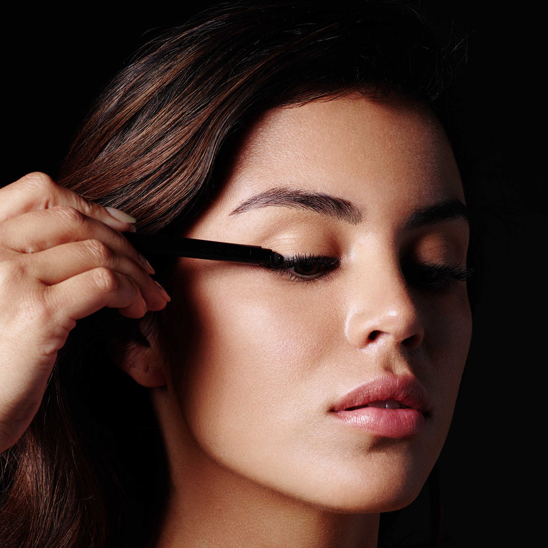Image of model applying Defining Liner eyeliner to her eyelid